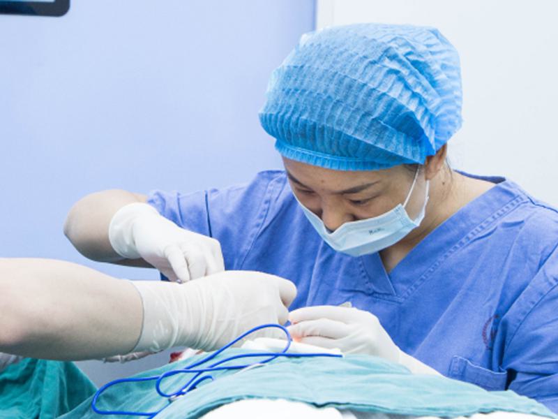 重庆曼特波假体隆鼻哪家强？军美整形胡金香、章小平医